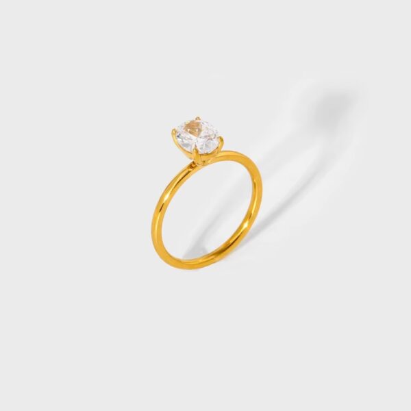 Oval diamond ring