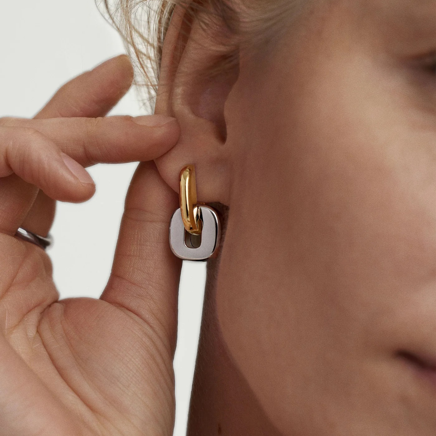 Gold and Silver staple hoops - Imagen 2