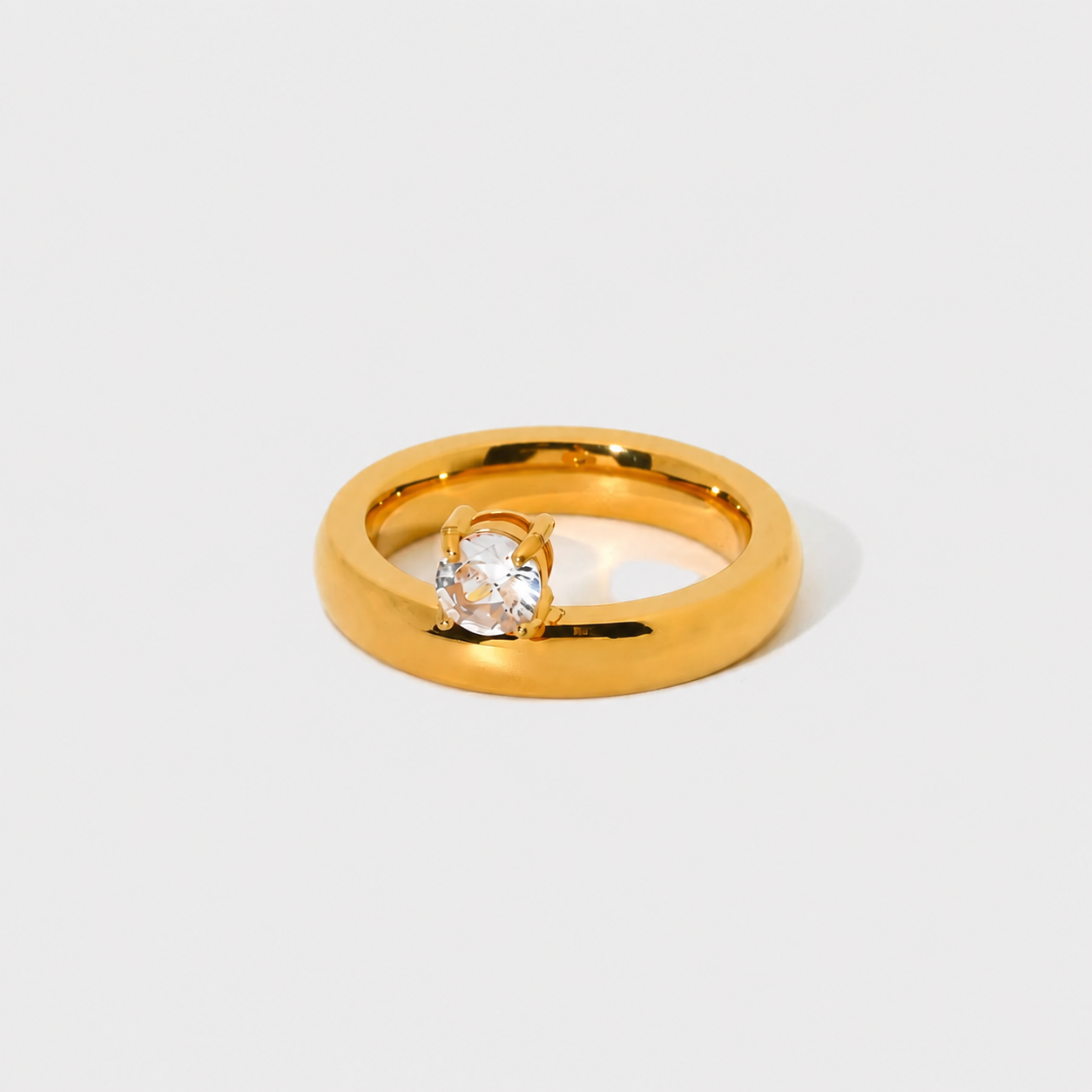 Gold band ring round diamond